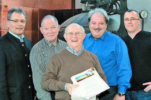 Gratulanten mit Jubilar: Bundesrat Edgar Mayer (l.), Peter Efferl sowie Helmut Marko mit Manfred Scheriau und Wirt Markus Nagele. Fotos: AME