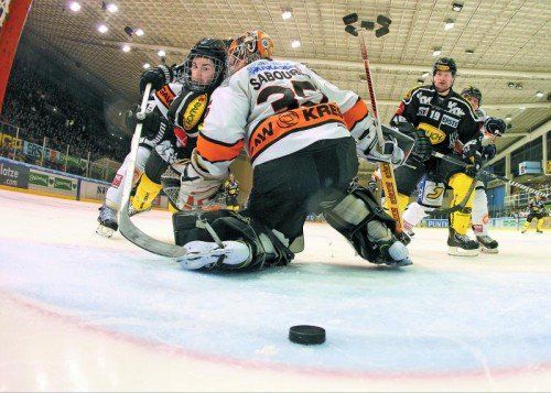 Graz-Goalie Danny Sabourin ist geschlagen, der Puck im Tor – Patrick Jarrett (r.) kann Luciano Aquino zum 2:3-Anschlusstreffer gratulieren. Foto: gepa