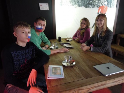 Im Bild von links: Nikita, Fedor, Ksenia und Dolmetscherin Anastasia. Foto: Festspielhaus Bregenz