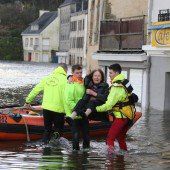 Sturmtief lässt Flüsse über die Ufer treten