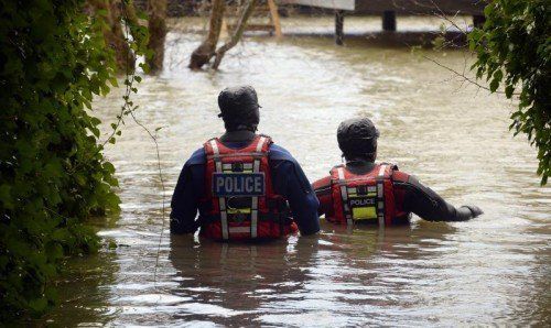 In den Grafschaften Surrey und Berkshire stand der Pegel an einigen Orten weiter auf Rekordhöhe. Foto: EPA
