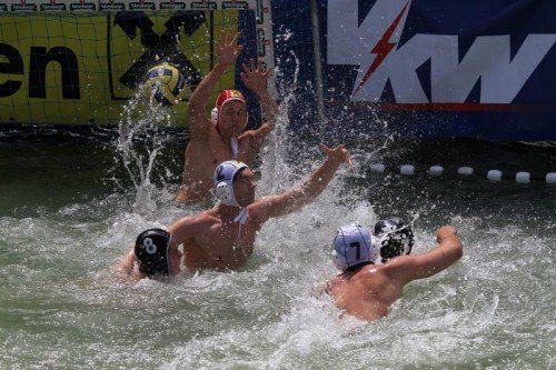 Jakob Hengl (weiße Badekappe) und Co. führen ohne Punktverlust die Schweizer Liga an. Foto: schwämmle