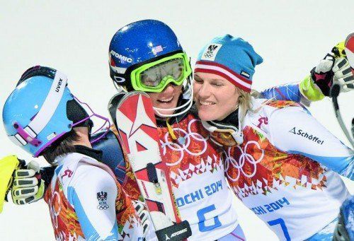Kathrin Zettel (l.) und Marlies Schild (r.) mit Siegerin Shiffrin. Foto: apa