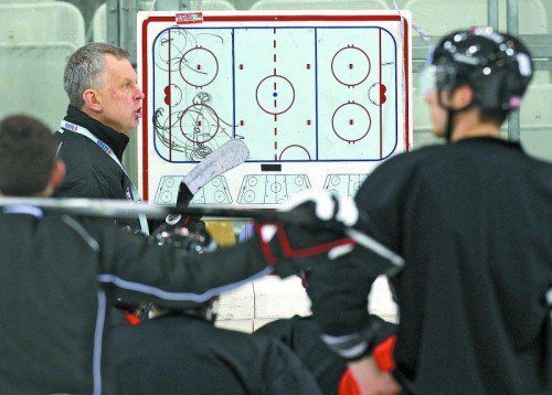Kotrainer Rob Daum bereitet Österreichs Eishockeycracks auf den Test heute gegen Dänemark vor. Foto: gepa