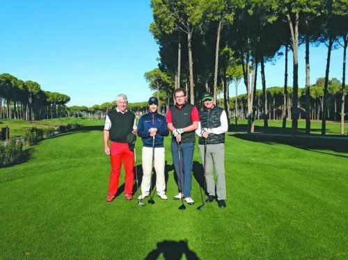 Manuel Trappel mit seinen Runden-Begleitern in Belek, Toni Mathis, Christoph Lorünser und Richard Fischer. Fotos: privat