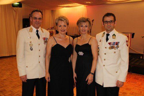 Militärkommandant Ernst Konzett mit Bettina sowie Melitta und Bataillonskommandant Thomas Belec (v.l.). Fotos: Schwald