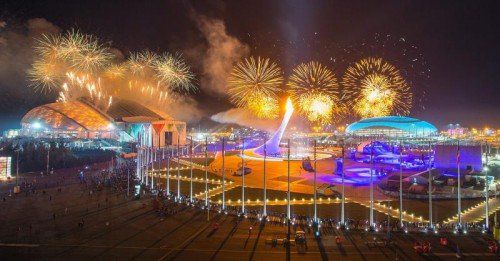 Mit einem riesigen Feuerwerk endete die Eröffnungsfeier der XXII. Olympischen Winterspiele im Fischt-Stadion von Sotschi. Fotos: epa/3, Reuters/2, apa