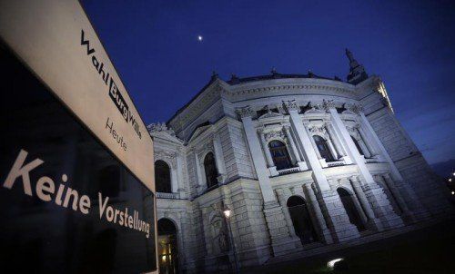 Mögliche Schließungen von Spielstätten des Burgtheaters neben dem Haupthaus (Bild) sind nicht auszuschließen.  Foto: APA