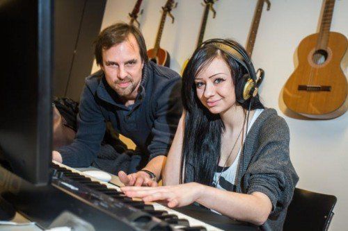 Musik, Workshop Poolbar-generator, Bilder vom Worshop des neuen Poolbar-Projekts; die Band Sofa Surfers arbeitet mir jungen Musiktalenten an Songs, Musikvideos etc.