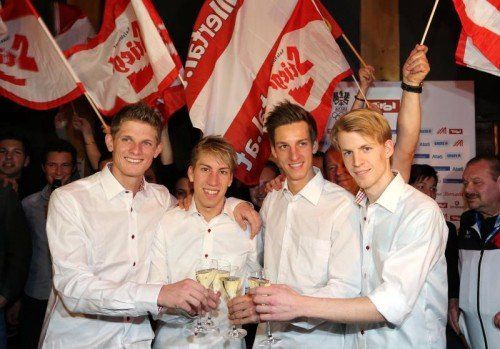 Österreichs Silber-Quartett Thomas Morgenstern, Thomas Diethart, Gregor Schlierenzauer und Michael Hayböck trauerten in keiner Sekunde Gold nach, sondern feierten im Österreicher-Haus ihre Silbermedaille. Foto: gepa