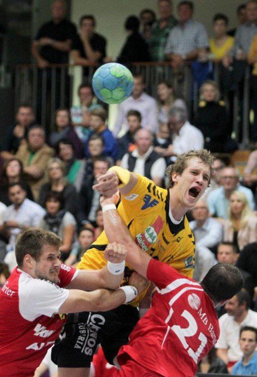 Packende Zweikämpfe gehören in einem Ländle-Derby zur Tagesordnung. Foto: Hartinger