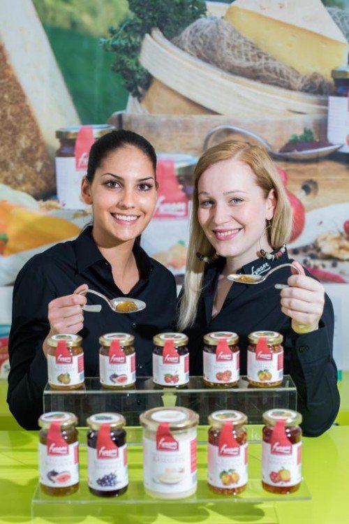 Patricia Wild und Anja Riedl rücken die Produkte ins perfekte Licht.