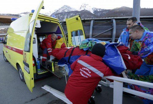Rettungsleute kümmern sich um den Verletzten. Foto: ap