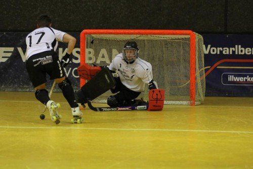 Rollhockey Schweizer Nationalliga B 2013 RHC Dornbirn - RHC Wolfurt in Dornbirn, Dominique Kaul 17 (weiss-schwarzes Trikot) RHC Dornbirn