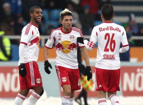 Salzburgs Alan, Kevin Kampl und Jonathan Soriano (v. l.) wollen auch in Amsterdam Tore bejubeln. Foto: gepa