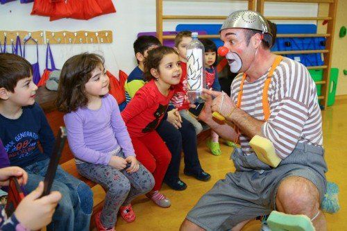 Sicherheitsclown Thiemo zeigt den interessierten Kindern, welche Flaschensymbole auf für ihre Gesundheit schädliche Flüssigkeiten hinweisen.  Fotos: VN/Hofmeister
