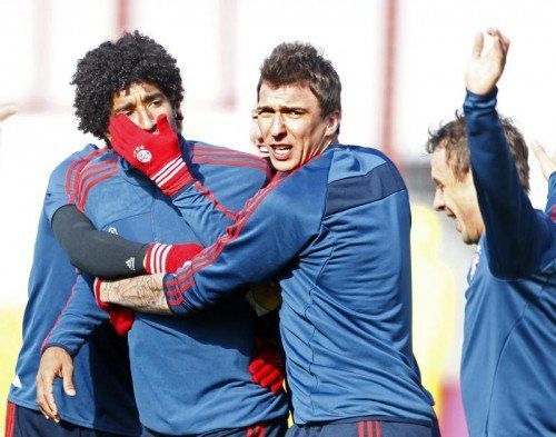 Trainingsspäße bei den Bayern vor der Abreise nach London. Foto: epa