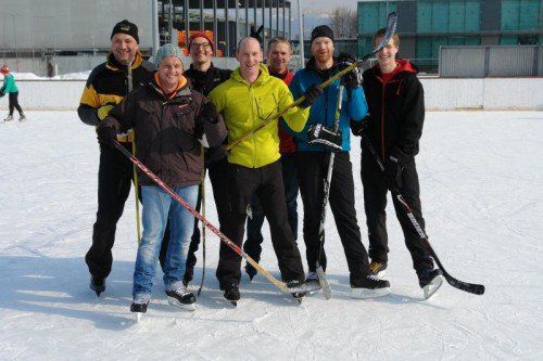 Ulrich Bachmeier (m.) und sein Team laden heute ab 18 Uhr zum Eishockey-Charity.  Foto: Ruth Crimi Franke  