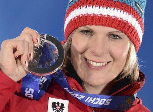 Voll Freude zeigt Nicole Hosp ihre Silbermedaille. Foto: APA