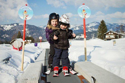 Vom 10. bis 14. Februar können sich die Kleinsten auf den Skiern beim Kinderskikurs in Schetteregg versuchen. Foto: M. Gmeiner