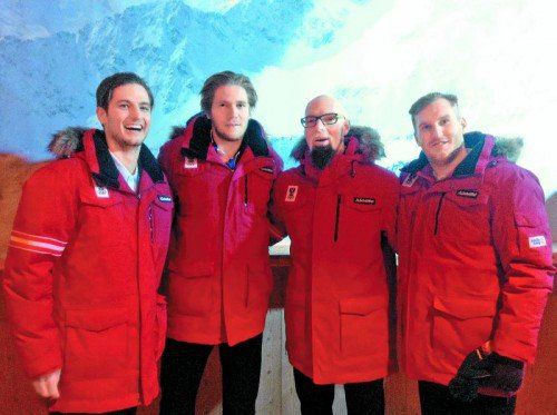 Vorarlbergs Eishockey-Cracks Raphael Herburger, Rene Swette, Markus Peintner, Stefan Ulmer (v. l.) ließen sich die Eröffnung nicht entgehen.