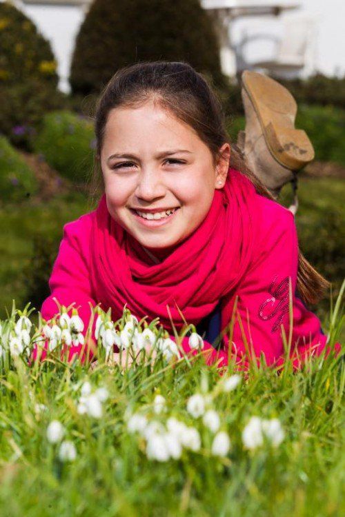 wetter, feature, winter, wetter feature, wetterfeature, schneeglöckchen, raffaella aus lauterach (zehn jahre alt) in einem garten in wolfurt