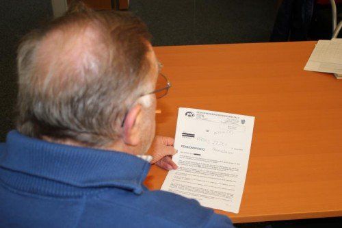 Wolfram B. mit dem Brief an seinen verstorbenen Sohn: „Mir ist das Herz in die Hose gerutscht.“  Foto: Schwald  