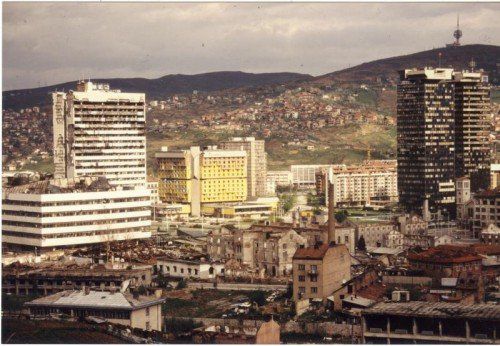 1995 war das Hotel Holiday Inn in Sarajevo durch Granaten schwer beschädigt. Seit 2003 gehört der „gelbe Würfel“ einem Kärntner. Foto: hrj