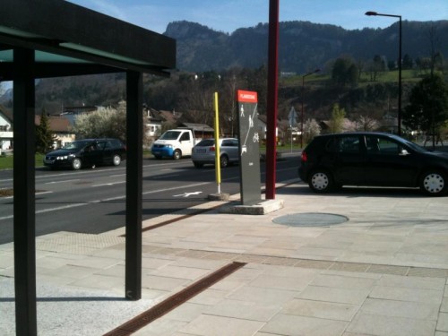 Am unteren Ende der Garnmarkt-Flaniermeile wird offenbar gerne auf dem Gehsteig geparkt, um Essen zu holen oder schnell einzukaufen.