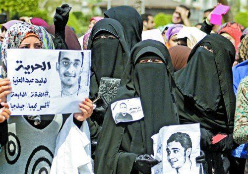 Anhänger der Muslimbruderschaft protestierten gestern vor dem Gerichtsgebäude in der Provinz Minia gegen die Todesurteile. Foto: AP