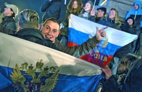 Anhänger eines Anschlusses an Russland feierten das Ergebnis der Volksabstimmung auf der Krim die ganze Nacht durch. Foto: reuters