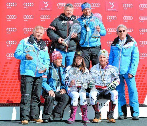 Anna Fenninger und Marcel Hirscher feiern mit ÖSV-Direktor Hans Pum, Präsident Peter Schröcksnadel, den Spartenchefs Mathias Berthold und Jürgen Kriechbaum sowie Generalsekretär Klaus Leistner. Foto: gepa