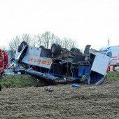 Schulbus kracht gegen Lkw: 20 Verletzte