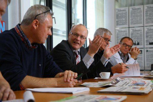 Ausführliche Blattkritik mit Prof. Reinhard Haller (2. v. l.) in der VN-Redaktionskonferenz.  VN/Hofmeister