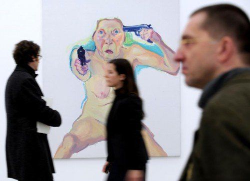 Ausstellungsbesucher mit einem Werk von Maria Lassnig. Foto: APA