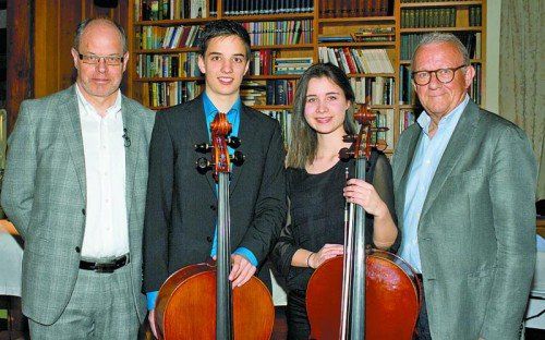 Autor Peter Natter (l.), Musiker-Duo Kaspar Meusburger und Judith Faißt mit Hausherr Franz Fetz (Hirschen). Fotos: Franc
