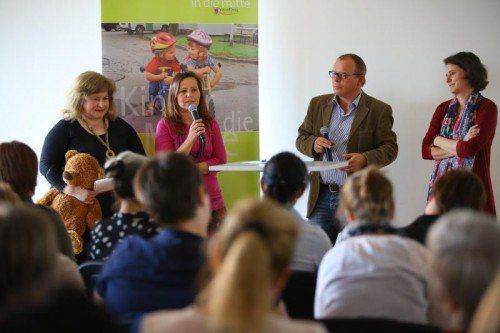 Banu Cetin und Wilma Loitz stellten Purzelbaumgruppe und Elternchat vor. Foto: VN/Hofmeister