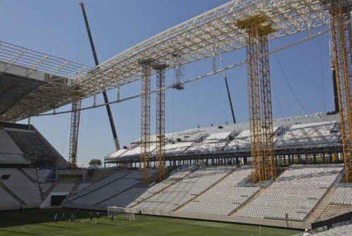 Bild vom WM-Stadion in São Paulo von Anfang März. In der Arena soll das Eröffnungsspiel der WM in Brasilien stattfinden. Foto: ap