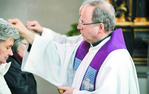 Bischof Benno spendet heute den Aschen-Segen. Foto: Kirche