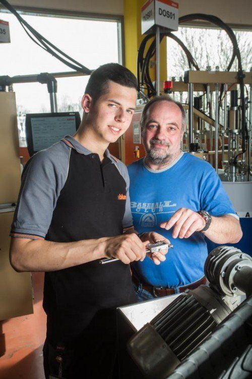 Blum-Lehrling Marco Schöbel und sein Ausbilder Robert Waibel sind begeistert von den Möglichkeiten des Kunststoffs.