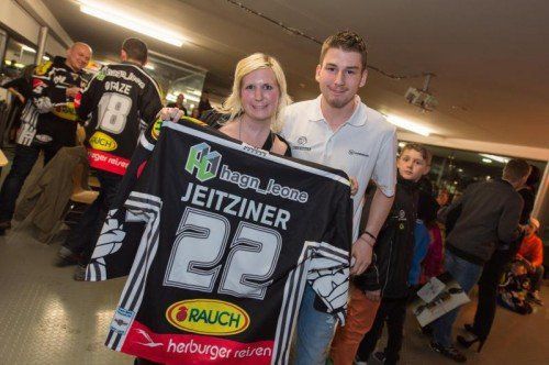 Britta Agostini hat sich das Dress von Alex Jeitziner geschnappt.