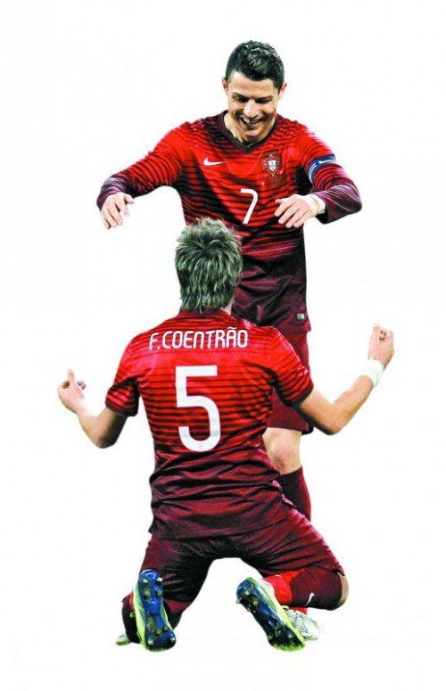 Cristiano Ronaldo mit Teamkollege Coentrão.
gepa