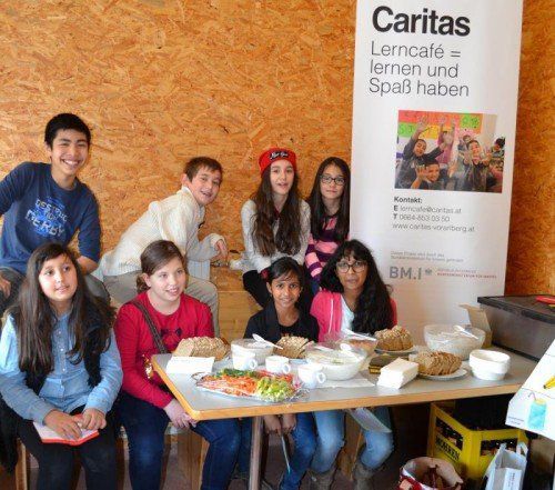 Das Lerncafé-Team brachte Müsli, Gemüsesticks, Aufstriche und Vollkornbrot in die Firmen. Foto: Caritas