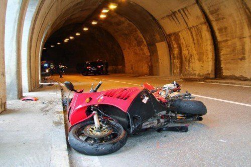 Das Motorrad des schwer verletzten Lenkers.  Foto: VOL/AT Pletsch