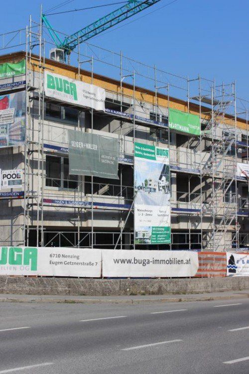 Das neue Wohn- und Geschäftshaus ist in die Höhe gewachsen.