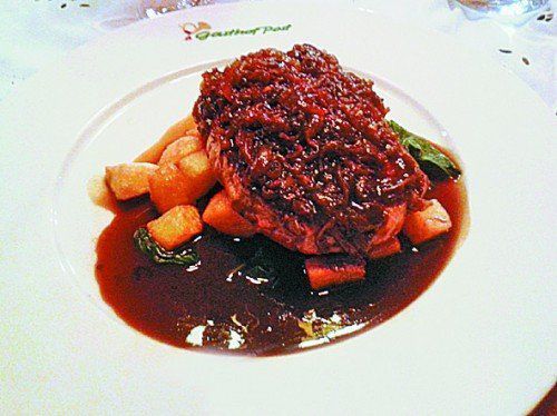 Das rosa gebratene Beiried mit Zwiebelsauce und Erdäpfeln.