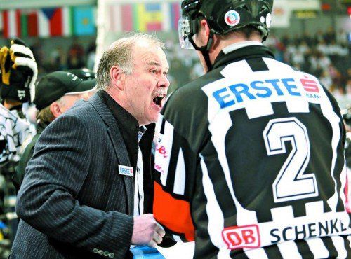 Dave MacQueen nimmt sich Igor Dremelj zur Brust. Foto: gepa