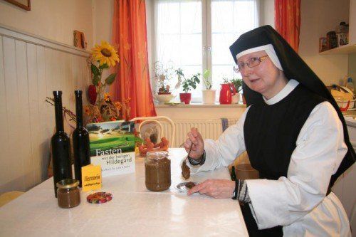 Den Bärwurz-Birnen-Honig hat Schwester Barbara Krobath selber gekocht. Die Fastenden nehmen einen Löffel am Beginn und am Ende jeden Tages. Das reinigt den Verdauungstrakt ganz schonend.