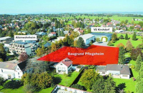 Der Bauplatz für das neue Pflegeheim zwischen bestehendem Altenwohnheim und der VS Kirchdorf. Foto: AJK