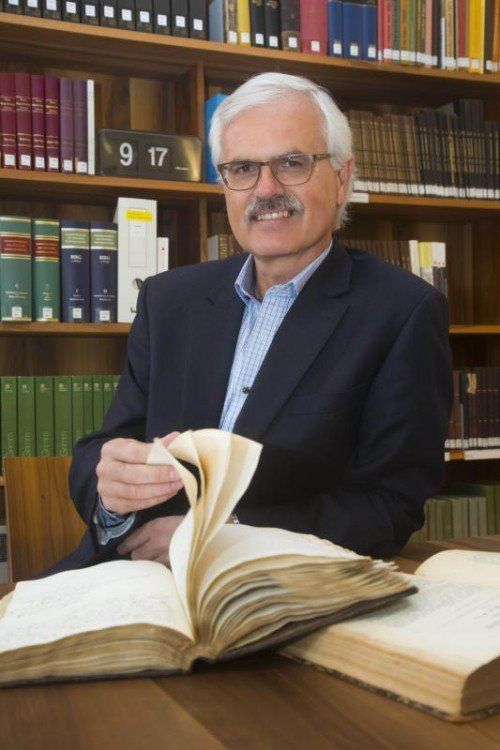 Der Historiker Manfred Tschaikner bei der Arbeit im Vorarlberger Landesarchiv in Bregenz. Foto: VN/Paulitsch